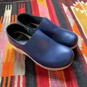 Sven closed back clogs